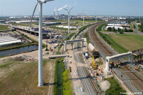 4 juli 2010, gemaakt ten tijde van het inschuiven van een betonnen brugligger van het viaduct over het spoor ter plaatse van de Basisweg. 