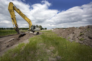 Het ontgraven van een ecologisch compensatiegebied 'De Kluut 2' in het stadsdeel Nieuw-West (vm. Geuzenveld) 